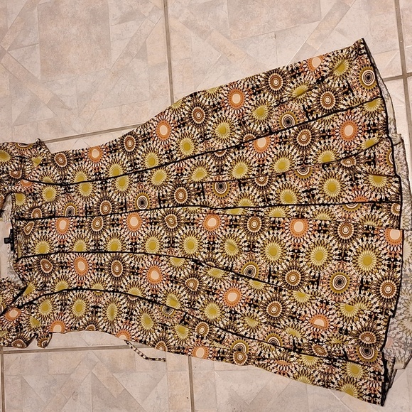 ySami & Jo Sunburst Floral Dress in Yellow and Black Size L - Picture 3 of 4